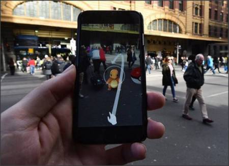 **Fig 4.** - Pokémon Go. Una persona jugando al nuevo 'Pokemon Go' en las calles de Melbourne, Australia. Fuente: El País 2016